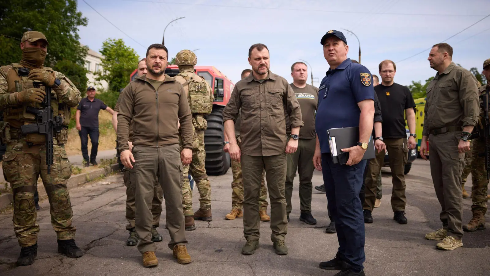 Wolodymyr Selenskyj mit Behördenvertretern in Cherson. (Foto: Uncredited/Ukrainian Presidential Press Office/AP/dpa)