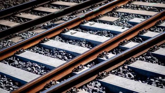 Gleise sind an einem Bahnhof im Schotterbett verlegt. (Foto: Hauke-Christian Dittrich/dpa/Symbolbild)