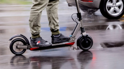 Ein 43-jähriger E-Scooter-Fahrer verwehrte sich am Freitag zunächst einer Kontrolle. Doch die Polizei wusste sich zu helfen. (Symbolbild: Christoph Soeder/dpa)