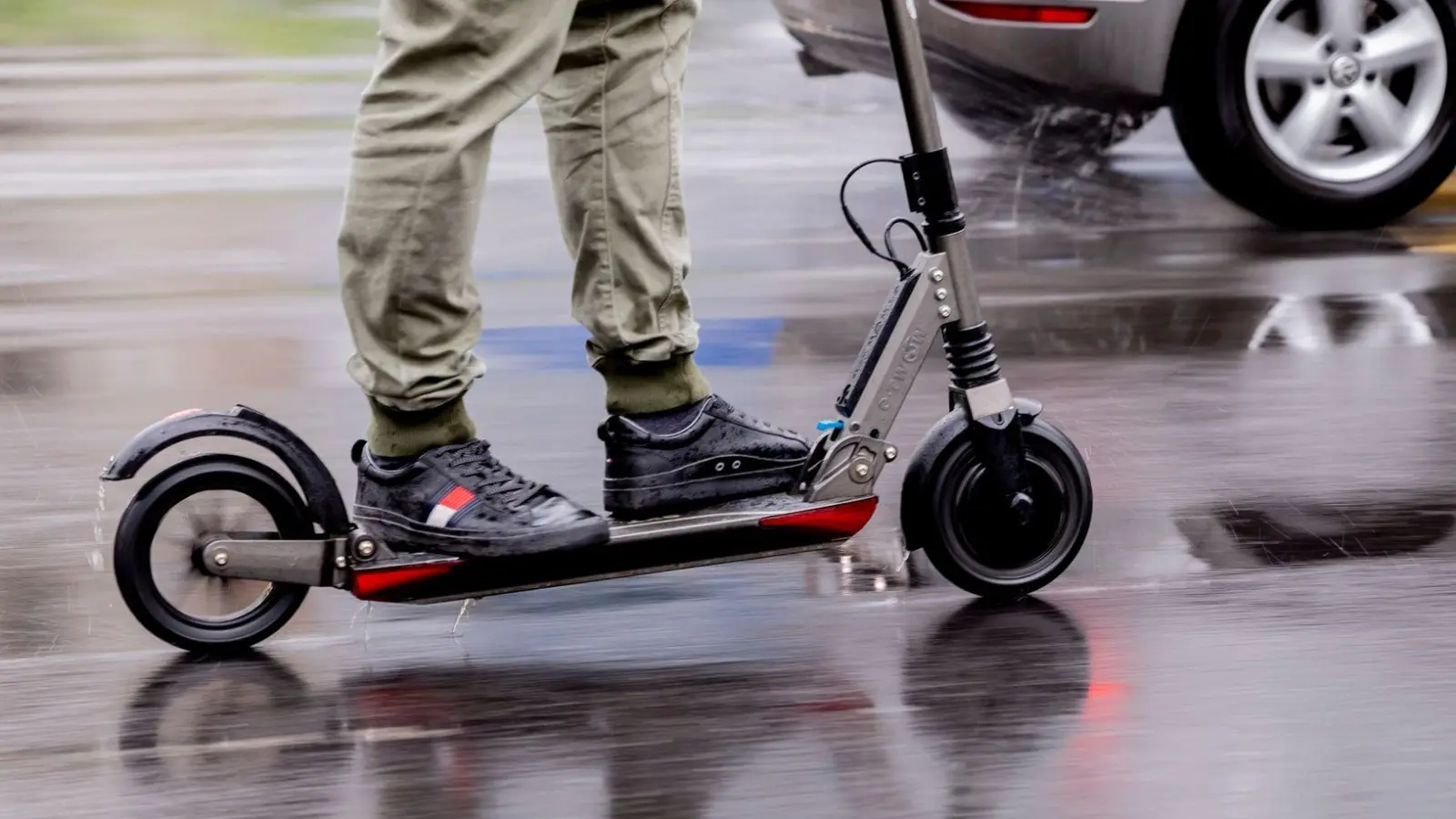 Der 16-Jährige fiel der Polizei in Uffenheim auf, weil sein E-Scooter kein Versicherungskennzeichen hatte. (Symbolbild: Christoph Soeder/dpa)