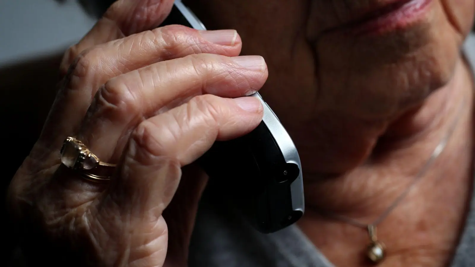 Am Telefon gab sich das Betrüger-Duo als Polizisten aus. (Symbolbild) (Foto: Karl-Josef Hildenbrand/dpa/dpa-tmn)