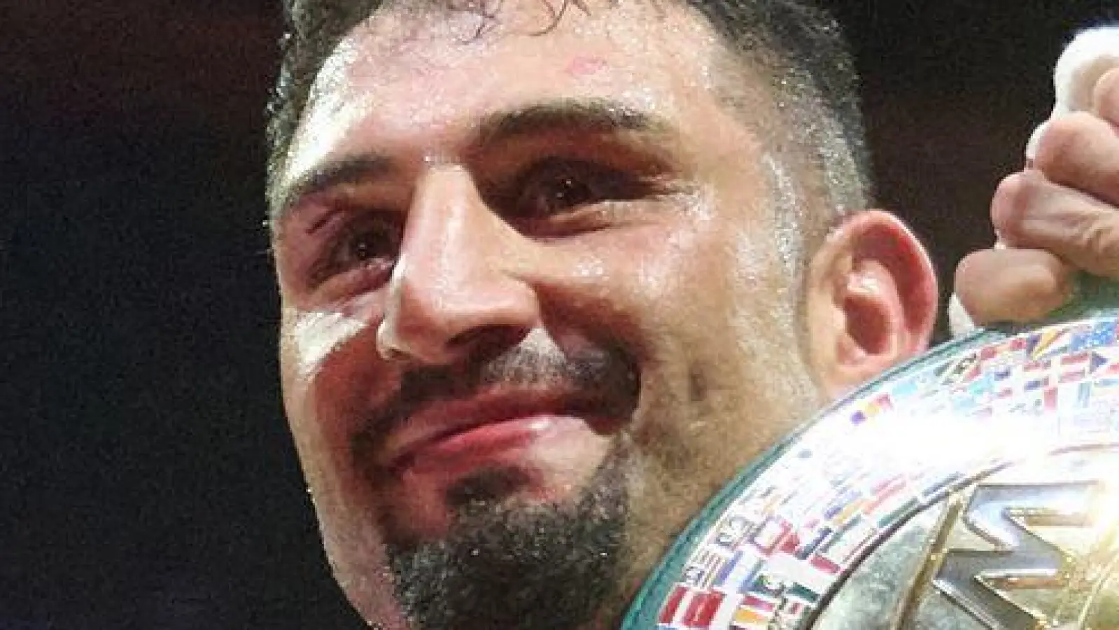 Schwergewichtsboxer Agit Kabayel strahlt als Weltmeister. (Archivbild) (Foto: Bernd Thissen/dpa)