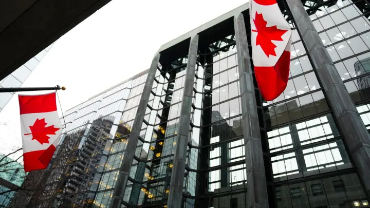 Die Nationalflagge von Kanada weht vor dem Gebäude der Bank of Canada. Die Notenbank hebt noch einmal den Leitzins an. (Foto: Sean Kilpatrick/Canadian Press via ZUMA Press/dpa)