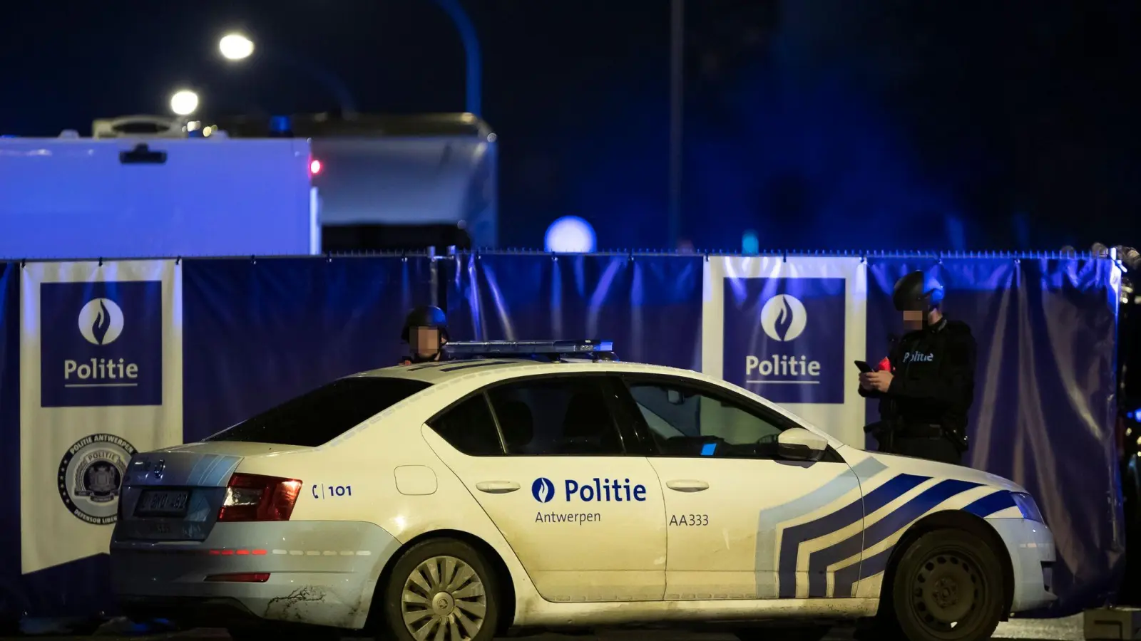 Polizisten am Tatort in Antwerpen. Wache. Ein elfjähriges Mädchen ist nach Schüssen gestorben. (Foto: Kristof Van Accom/BELGA/dpa)