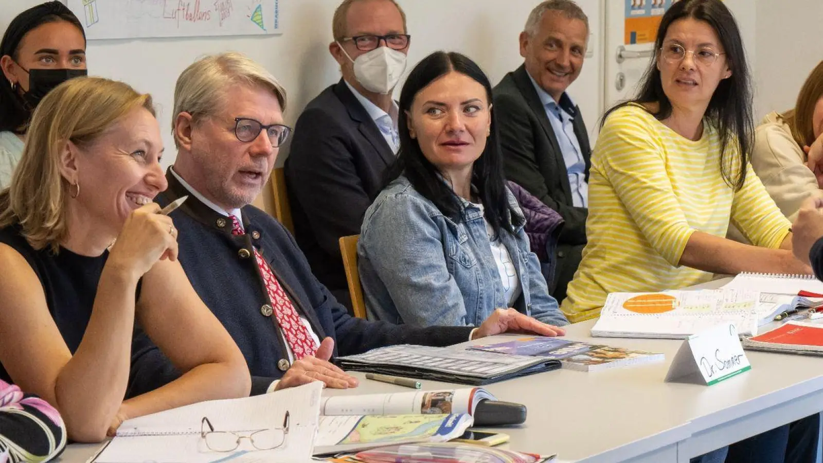 Hans-Eckhard Sommer (2.v.l.), Präsident des Bundesamts für Migration und Flüchtlinge, nimmt an einem Deutschkurs teil. Bei einem allgemeinen Integrationskurs gibt es sechs Sprachkursabschnitte und einen Orientierungsteil. (Foto: Peter Kneffel/dpa)