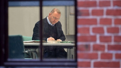 Verdi-Chef Frank Werneke vertiefte sich in Unterlagen.  (Foto: Michael Bahlo/dpa)