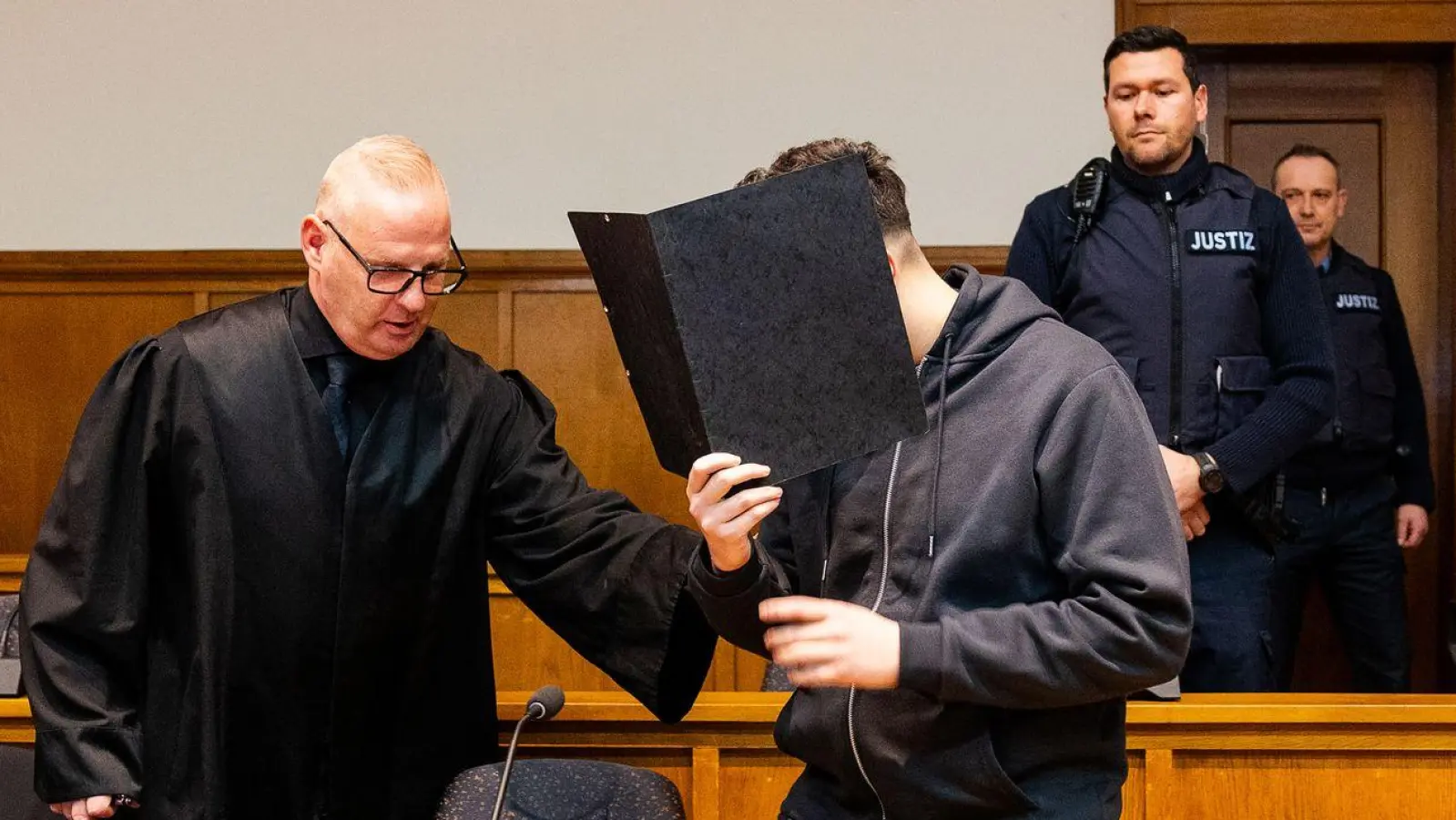 Der Prozess hat mit der Anklage und der Einlassung des Angeklagten begonnen. (Foto: Laszlo Pinter/dpa)