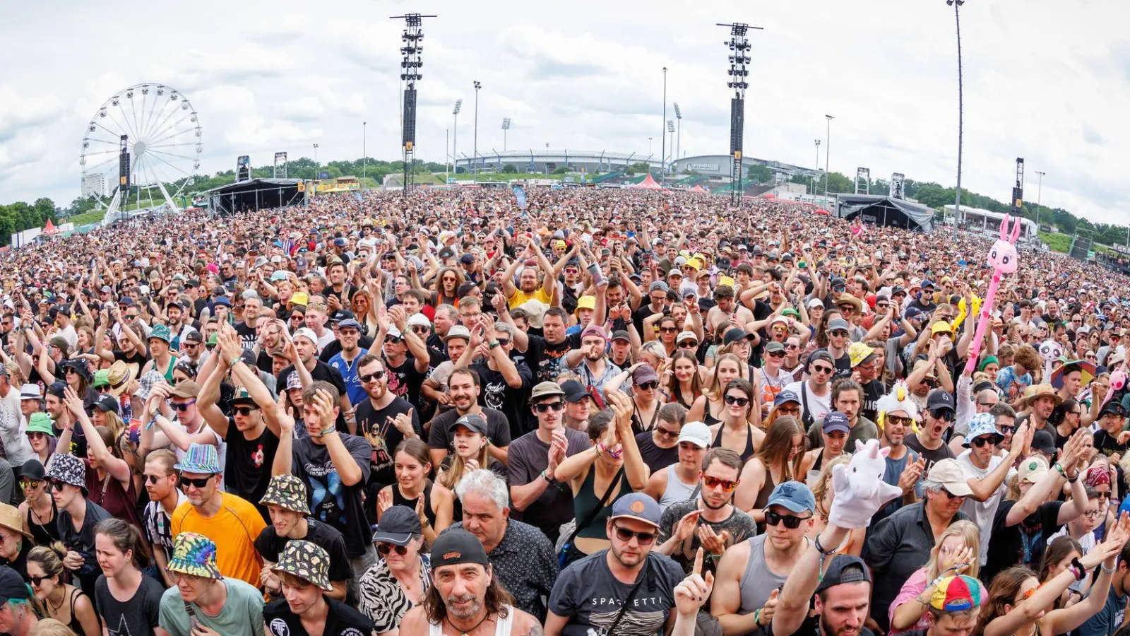 Zum 30. Jubiläum erwarten die Veranstalter bei Rock im Park fast 90.000 Musikfans - so viele wie noch nie.  (Foto: Daniel Karmann/dpa)