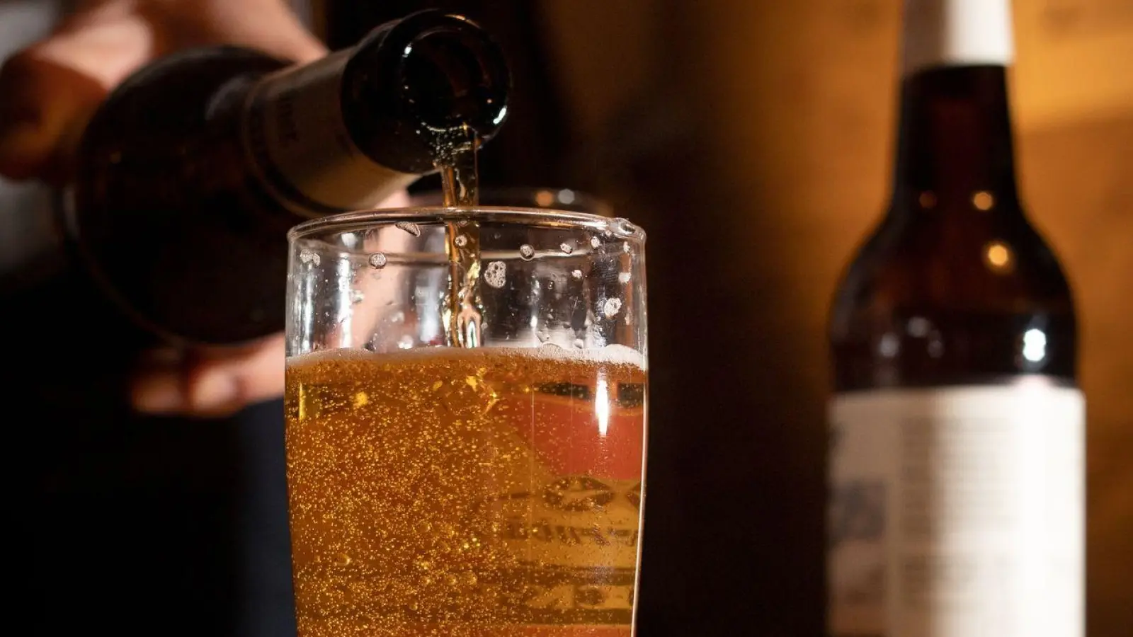 Das Mindesthaltbarkeitsdatum bei Bier bedeutet nur, dass der Hersteller bis dahin eine Genussgarantie gibt. Nach Ablauf kann man es meist noch gut trinken. (Foto: Franziska Gabbert/dpa-tmn/dpa)