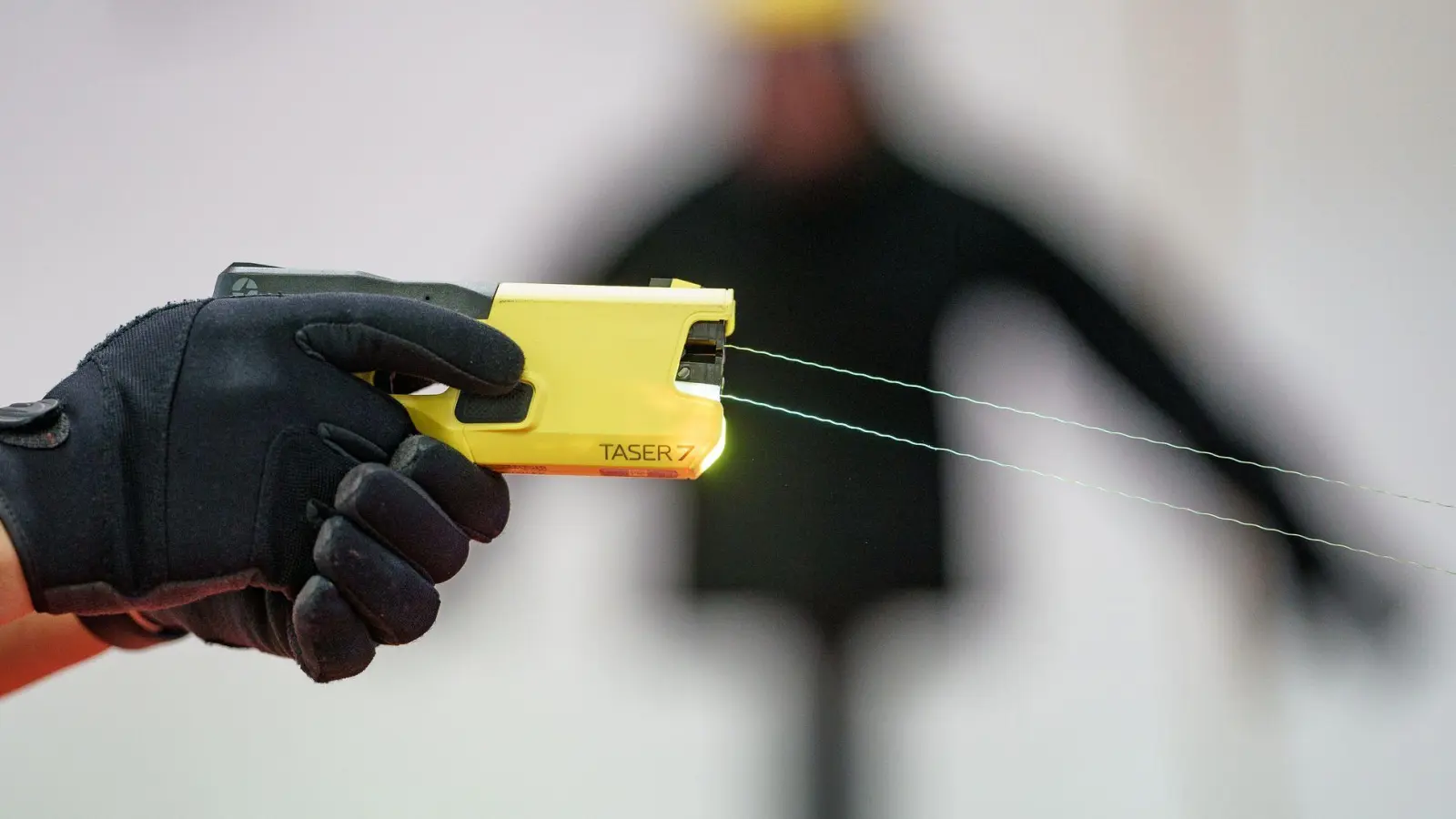 Bundesinnenminister Alexander Dobrindt (CSU) will die Bundespolizei mit Tasern ausrüsten. (Symbolbild) (Foto: Axel Heimken/dpa)