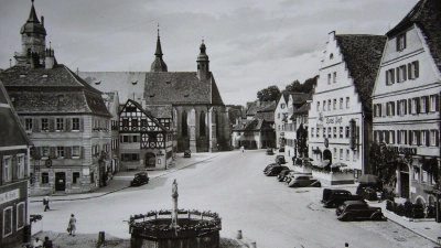 Der traditionelle Karlstag der Arbeitsgemeinschaft für Heimatgeschichte Feuchtwangen steht dieses Mal unter dem Motto „Gaststätten im Wandel der Zeit“. Die Aufnahme zeigt den Feuchtwanger Marktplatz mit seinen Gastronomiebetrieben vor 1950.  (Repro: Erich Herrmann)