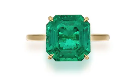 Dieser Smaragd hat schon eine lange Reise hinter sich. Beim Auktionshaus Sotheby&#39;s soll er nun einen neuen Besitzer finden. (Foto: -/Courtesy of Sotheby's/dpa)