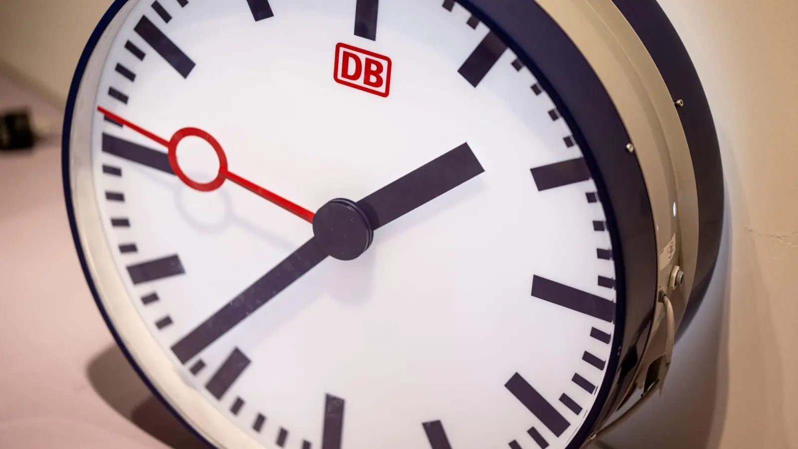 Auf der Strecke Wicklesgreuth und Windsbach fällt der Zugverkehr aus. (Symbolbild: Fabian Sommer/dpa)