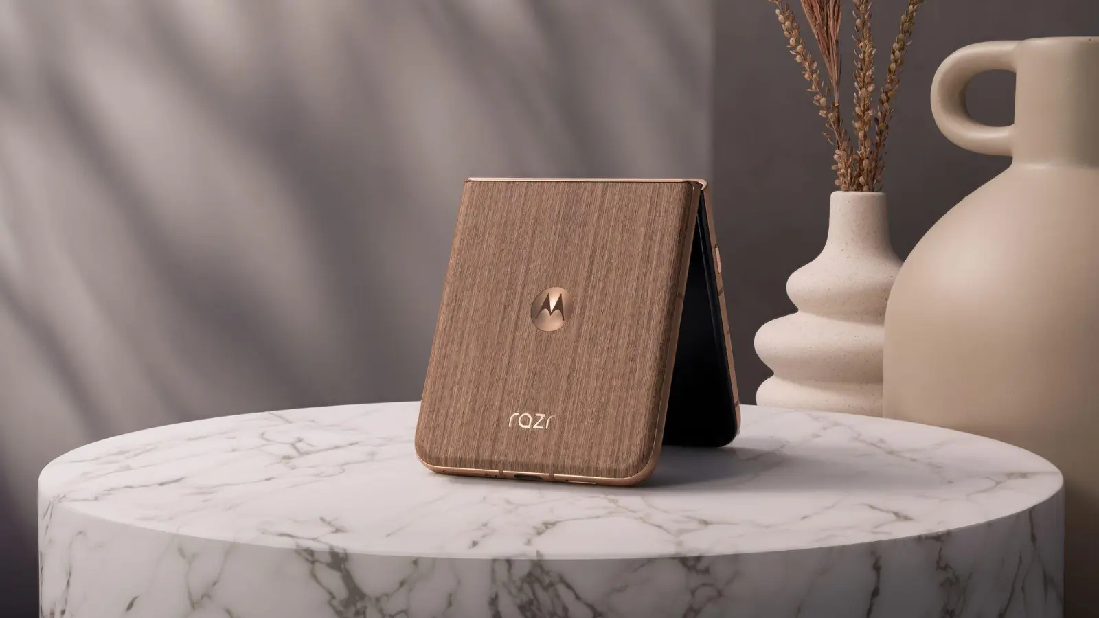 Nie wieder Fingerabdrücke: Die Rückseite des Razr 60 Ultra besteht bei der Modellvariante «Mountain Trail» tatsächlich aus Holz. (zu dpa: «Klapp-König: Das Moto Razr 60 Ultra im Test») (Foto: Motorola)