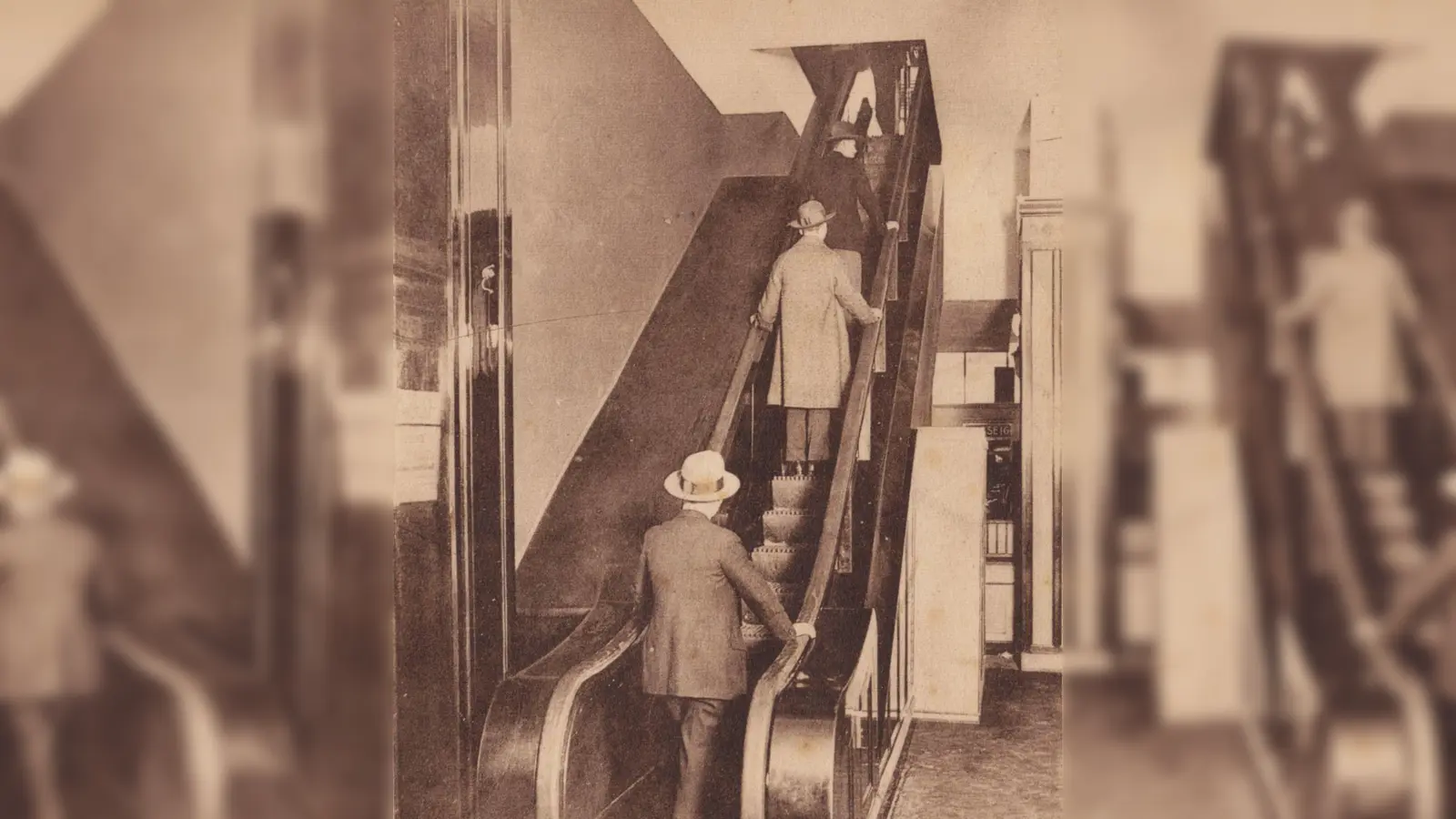 Eine Postkarte aus dem Kölnischen Stadtmuseum zeigt die erste deutsche Rolltreppe im Kölner Kaufhaus Tietz im Jahr 1925. (Foto: Kölnisches Stadtmuseum/dpa)