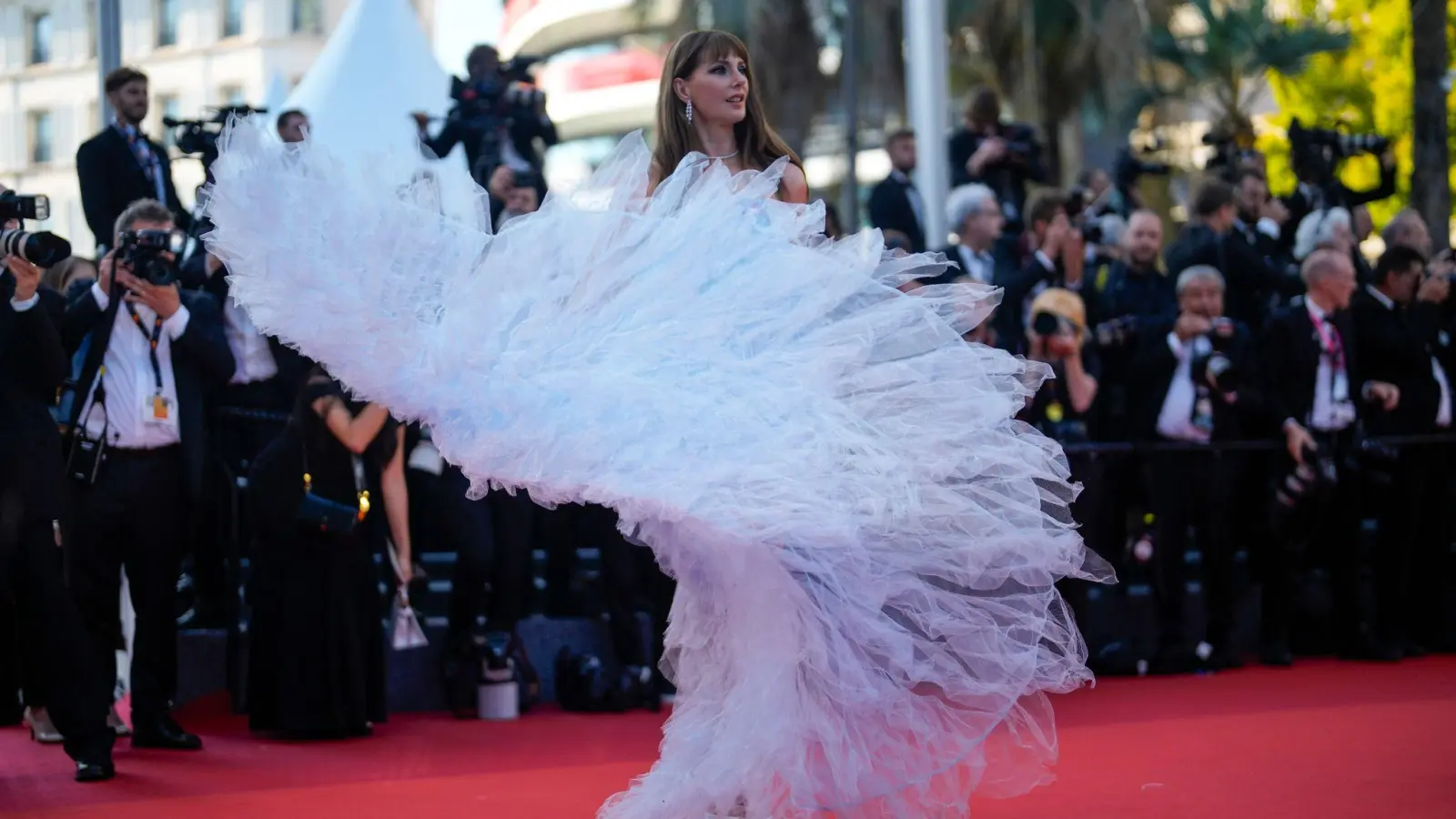 Voller Leichtigkit: Die französische Schauspielerin Frederique Bel bei der Eröffnung der 75. Internationalen Filmfestspiele in Cannes. (Foto: Petros Giannakouris/AP/dpa)