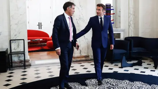 Emmanuel Macron (r), Präsident von Frankreich, neben Olivier Faure, Erster Sekretär der Sozialistischen Partei Frankreichs, nach ihrem Treffen im Elysee-Palast. (Foto: Mohammed Badra/EPA EFE POOL/AP/dpa)