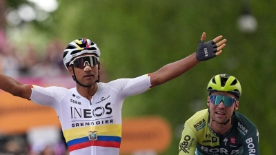 Maximilian Schachmann (r) kam auf der 1. Etappe des Giro d&#39;Italia hinter Jhonatan Narváez als Zweiter ins Ziel. (Foto: Massimo Paolone/LaPresse via ZUMA Press/dpa)