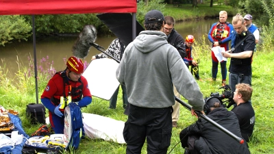 Die Produktionsfirma Aptos Film drehte an der Rezat in Windsbach zusammen mit der Wasserwacht aus Roth. (Foto: Luca Paul)