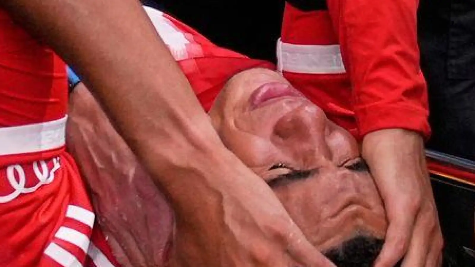 Jamal Musiala liegt verletzt auf einer Trage. (Foto: Brynn Anderson/AP/dpa)