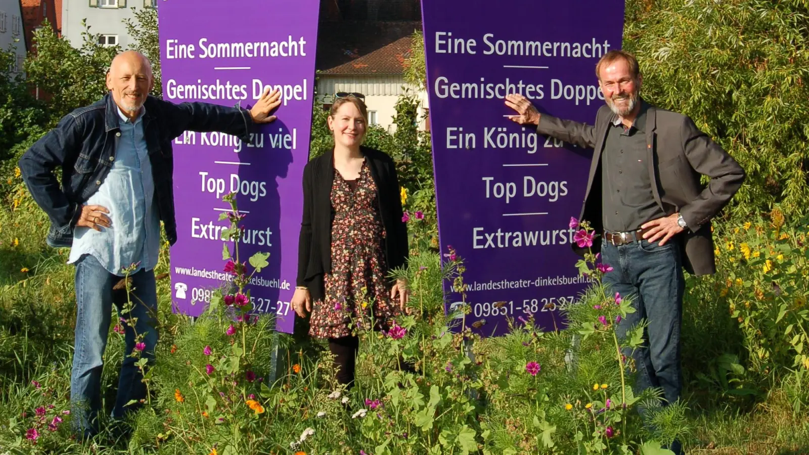 Freuen sich auf die neue Saison am Landestheater (von links): Intendant Peter Cahn, Dramaturgin Miriam Locher und OB Dr. Christoph Hammer. Unser Bild zeigt die drei an den Werbetafeln am „Grünen Meer“. (Foto: M. Weinzierl)