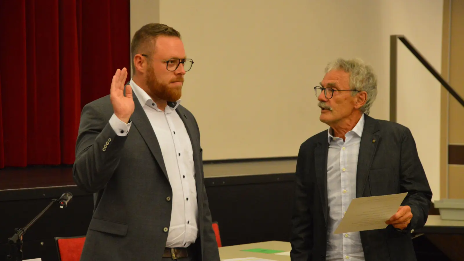 Reinhold Schultheiß (rechts), mit 72 Jahren ältestes Mitglied des Neustädter Stadtrates, nahm Neu-Bürgermeister Alexander Müller den Eid auf das Grundgesetz und die Verfassung des Freistaates Bayern ab.  (Foto: Patrick Lauer)