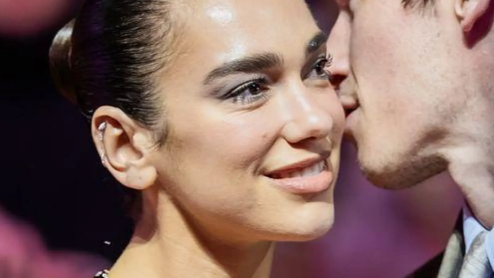 Popstar Dua Lipa besuchte überraschend die Berlinale. (Foto: Christoph Soeder/dpa)