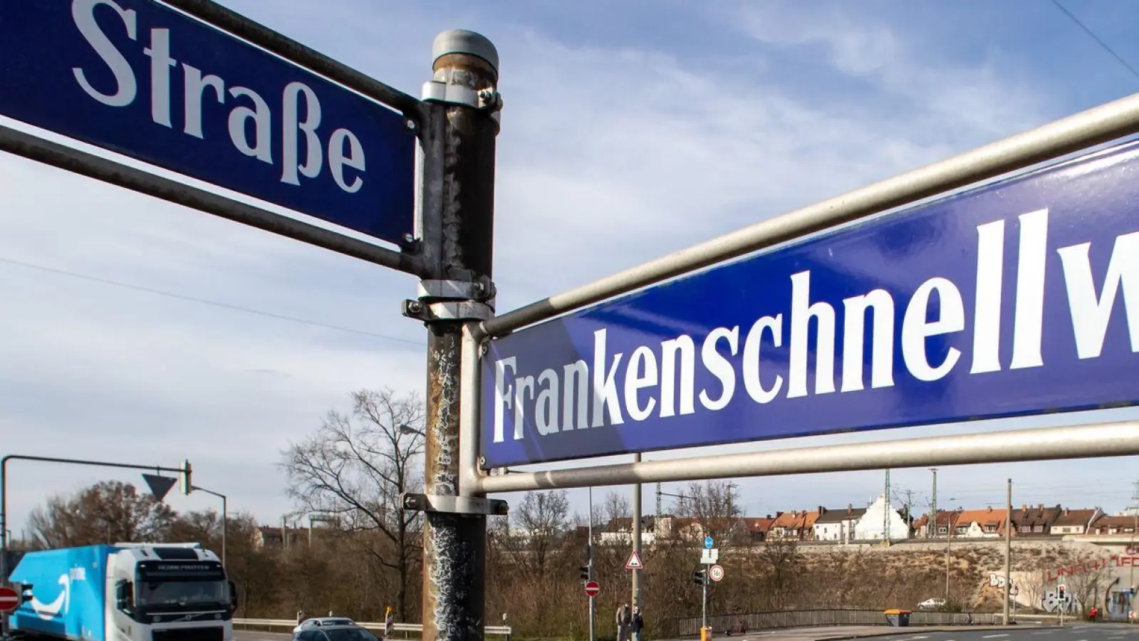 „Frankenschnellweg” steht auf einem Straßenschild an einer Ampelkreuzung in Nürnberg. (Foto: Daniel Karmann/dpa/Archivbild)