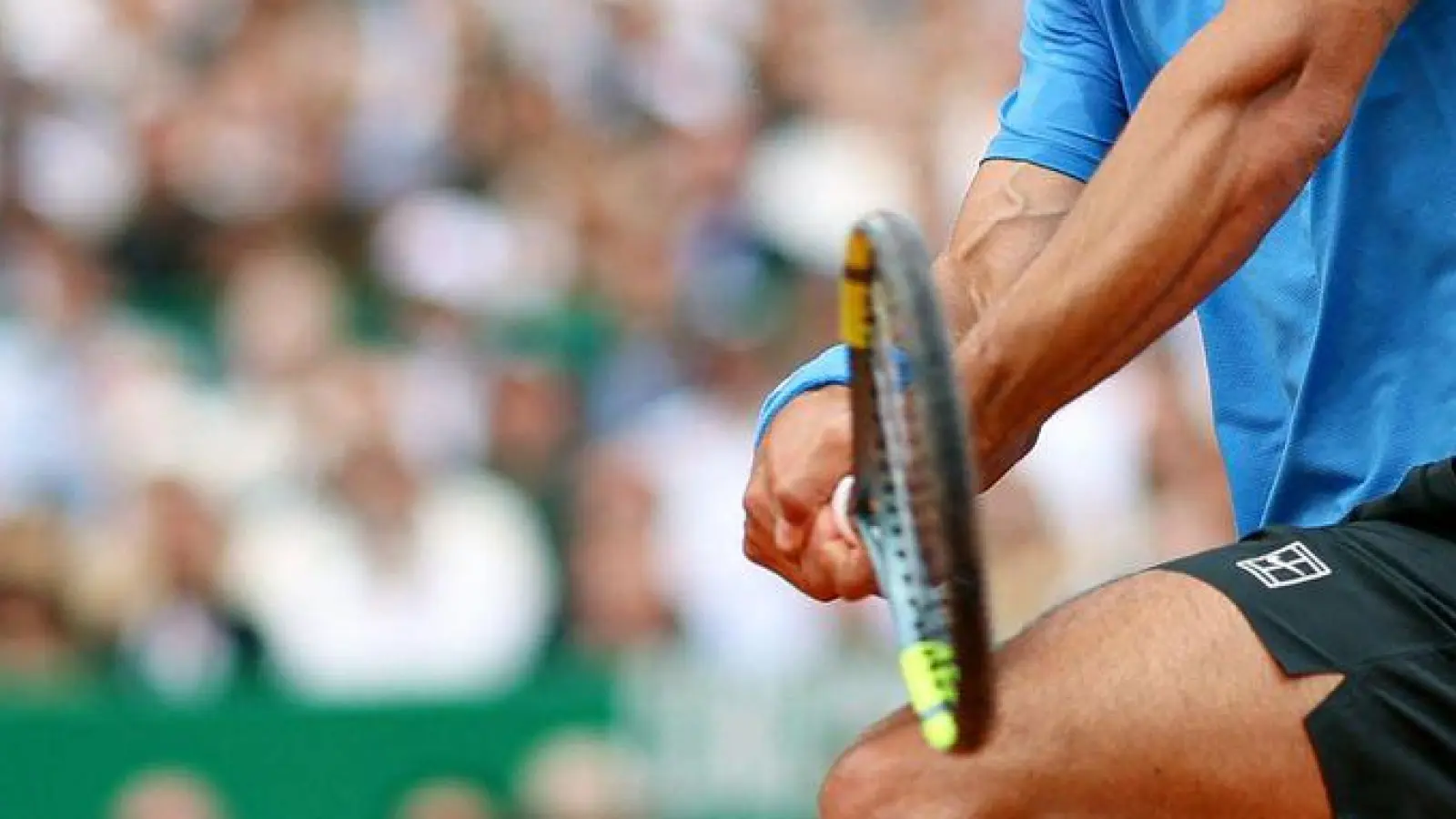Galt neben Jannik Sinner als Topfavorit auf den Titel in Paris: Carlos Alcaraz. (Archivbild) (Foto: Valery Hache/AFP/dpa)