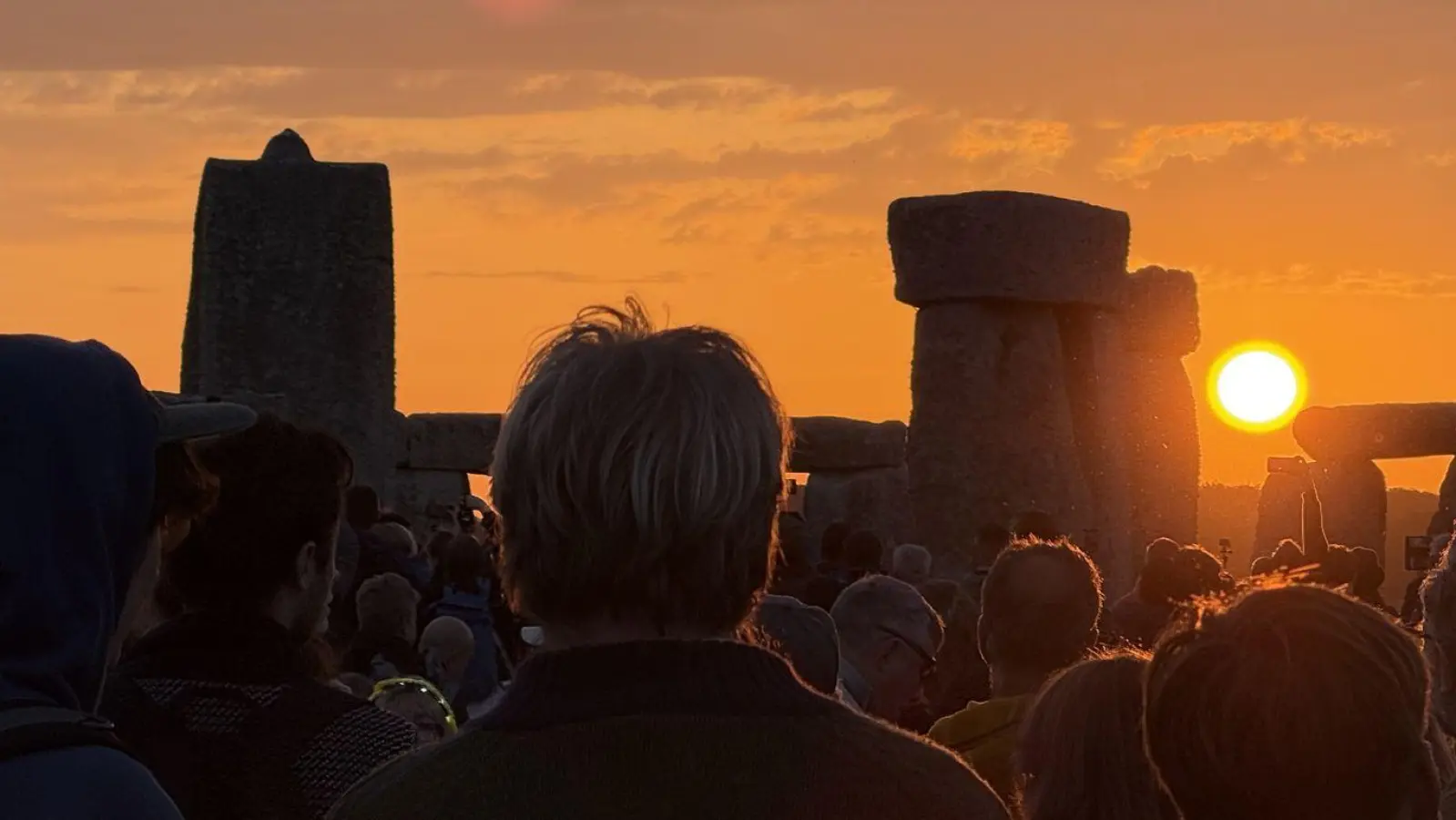 Dass in Stonehenge schon seit Jahrtausenden gefeiert werde, mache etwas mit einem, sagt eine Besucherin. (Foto: Zhanna Manukyan/PA Wire/dpa)