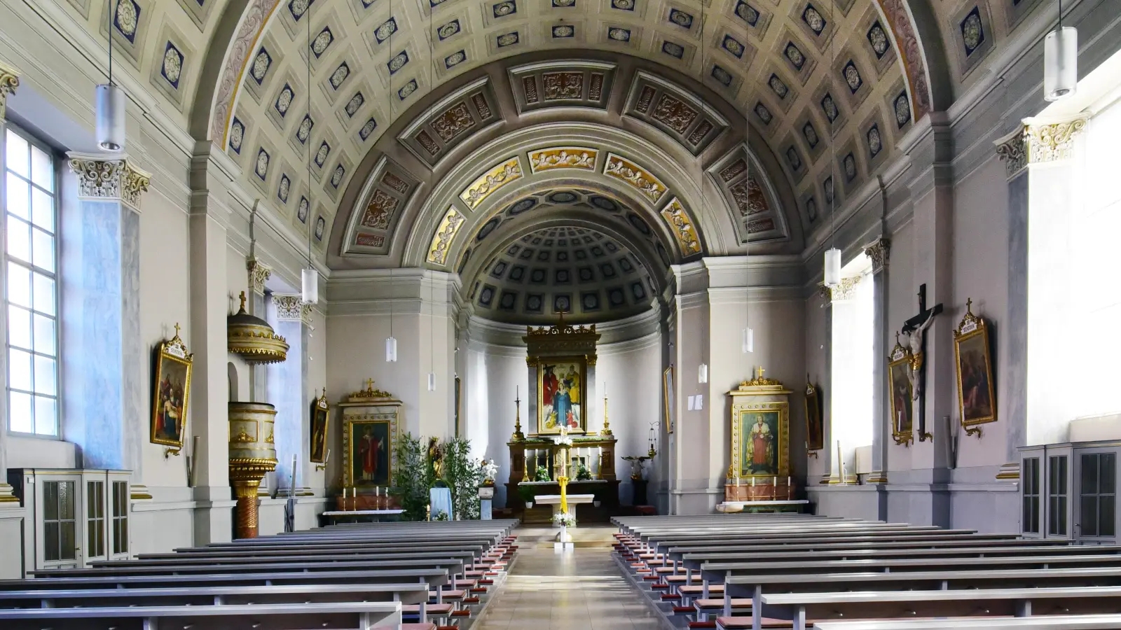 Die verschwundenen Kerzenleuchter hatten den Kirchenraum nie verlassen. Sie waren oben auf der Kanzel (links im Bild) gebunkert. (Archivbild: Jim Albright)