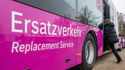 Die Bahnstrecke zwischen Obertraubling und Passau wird wegen Bauarbeiten seit Mitte Juni vorübergehend gesperrt. Es fahren Ersatzbusse. (Archivbild) (Foto: Armin Weigel/dpa)