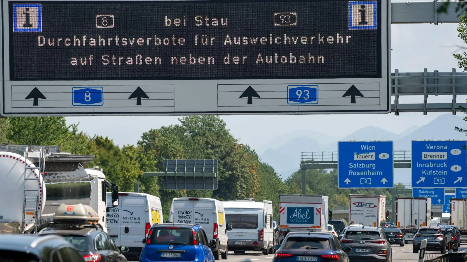 Mit Durchfahrtsverboten auf Nebenstrecke wollen Kommunen den Verkehr reduzieren, der an verkehrsreichen Tagen durch ihre Ortschaften fließt und dort ebenfalls für Stau sorgt. (Foto: Stefan Puchner/dpa/dpa-tmn)