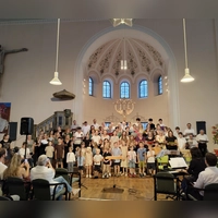 Ein großer Gesamtchor bildete sich aus den Teilnehmenden der Sing- und Musizierwoche im Evangelischen Bildungszentrum in der St.-Paulskirche. (Foto: Julia Bergmeister)