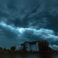 Der Deutsche Wetterdienst warnt vor Gewittern der Stufe 3 von 4. (Symbolbild: Armin Weigel/dpa/dpa-tmn)