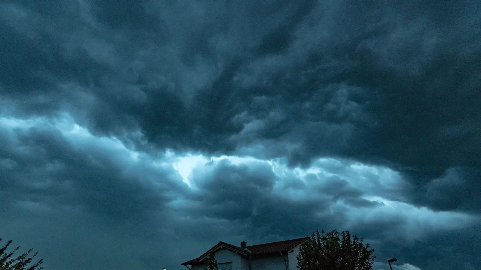 Der Deutsche Wetterdienst warnt vor Gewittern der Stufe 3 von 4. (Symbolbild: Armin Weigel/dpa/dpa-tmn)
