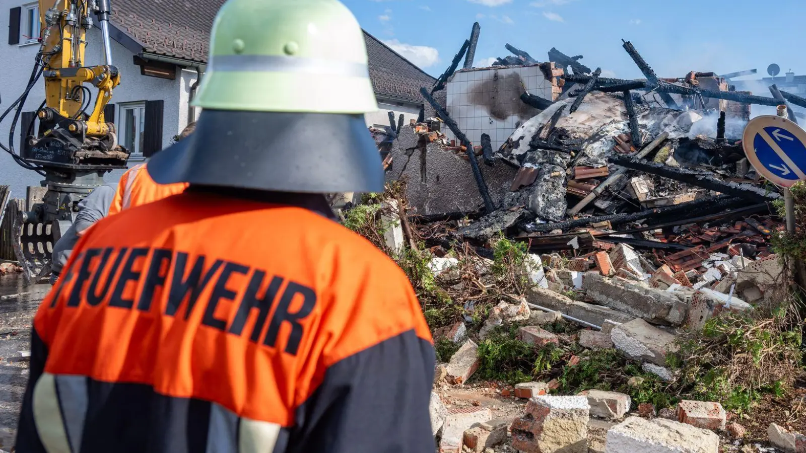 In den Trümmern des Hauses hatten Rettungskräfte im April einen Toten entdeckt. (Archivbild) (Foto: Armin Weigel/dpa)