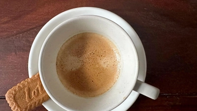 Ein Karamellkeks wird heutzutage oft zu einem Kaffee gereicht. (Archivbild) (Foto: Gregor Tholl/dpa)