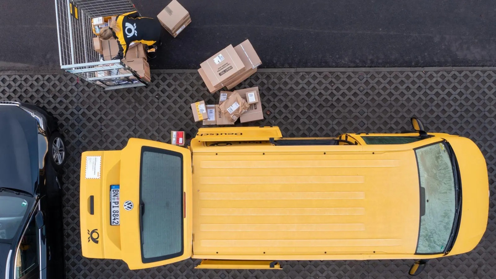 Logistikunternehmen haben vor Weihnachten viel zu tun. Schöne Verzierungen auf Paketen können bei automatisierter Sortierung Probleme verursachen und zu zusätzlichen Kosten für manuelle Bearbeitung führen. (Foto: Jan Woitas/dpa/dpa-tmn)