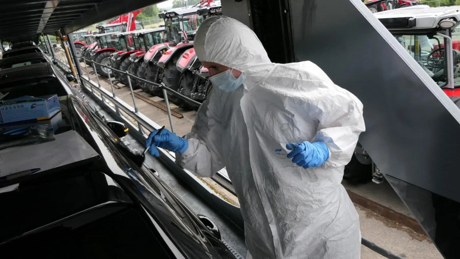 Die Polizei sichert Spuren an den beschädigten Autos.  (Foto: -/Bundespolizei/dpa)