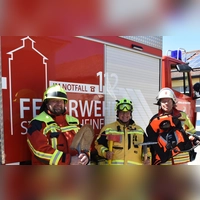Stefan Rückel, Thomas Popp und Kreisfeuerwehrsprecher Rainer Weiskirchen (von links) zeigen Gerätschaften, die bei der Wald- und Vegetationsbrandbekämpfung gute Dienste leisten, wie Spatenschaufel, Pulaski-Axt und Löschrucksack. (Foto: Ute Niephaus)
