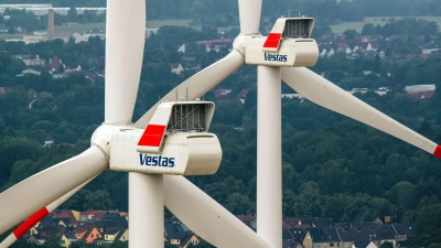 Windräder mit einer Höhe von bis zu 200 Metern drehen sich in einem Windpark östlich von Parchim. (Foto: Jens Büttner/dpa-Zentralbild/dpa)