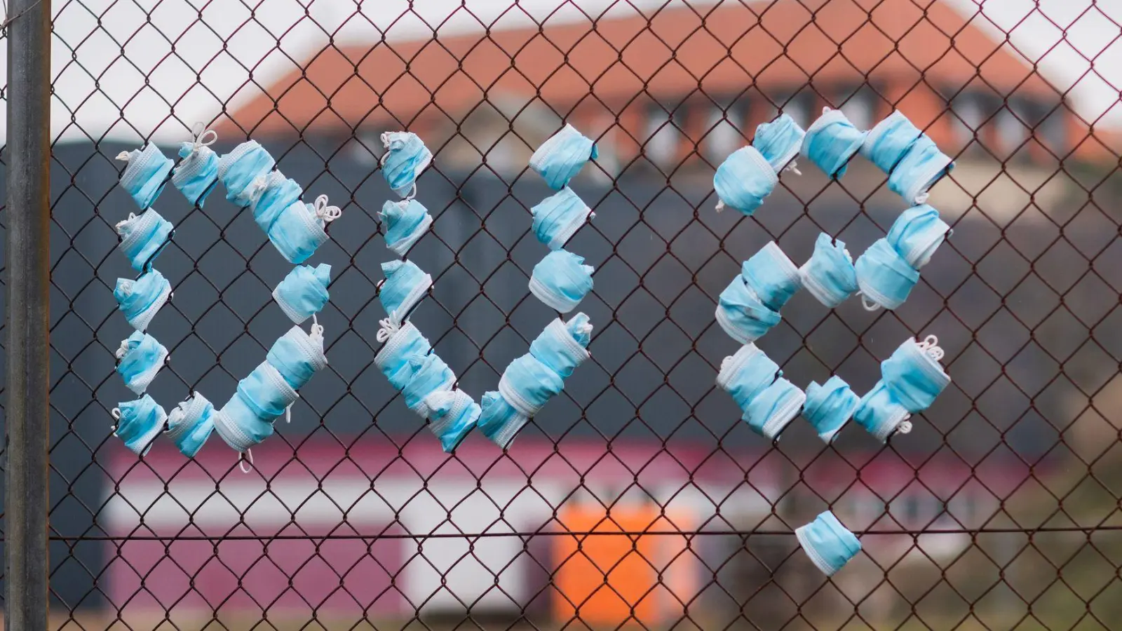 Der Trend geht für viele zum „Du“. (Symbolbild) (Foto: Julian Stratenschulte/dpa)