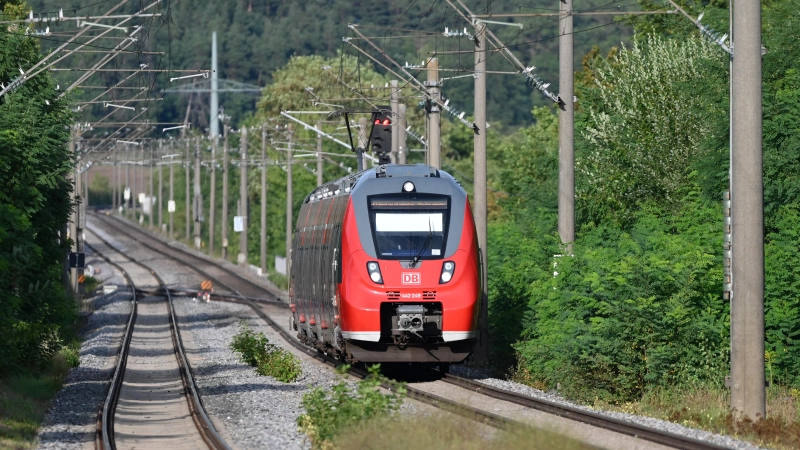Wenn es in den Bussen von Feuchtwangen nach Ansbach zu eng wird, kann man auch den Bus nach Dombühl nehmen und von dort über Leutershausen-Wiedersbach (unser Bild) mit der S-Bahn nach Ansbach fahren. (Foto: Manfred Blendinger)
