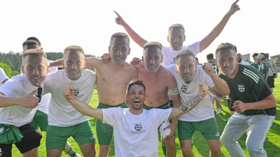 Wir sind alle Henninger: Der VfB Franken Schillingsfürst mit Spielertrainer Adrian Henninger (unten in der Mitte) steht als Meister fest. (Foto: Martin Rügner)