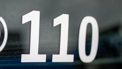 Der Radfahrer starb noch an der Unfallstelle. (Symbolbild) (Foto: Daniel Karmann/dpa)