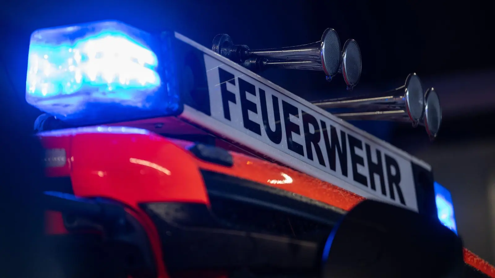 Einsatz für die Feuerwehr: Der Grünstreifen an einer Bundesstraße in Niederbayern hatte Feuer gefangen. (Symbolbild) (Foto: Marijan Murat/dpa)