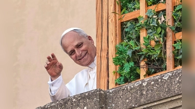 Papst Leo XIV. grüßt aus dem Urlaub in Castel Gandolfo. (Foto: Andrew Medichini/AP/dpa)