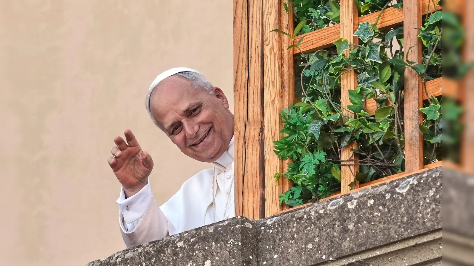 Papst Leo XIV. grüßt aus dem Urlaub in Castel Gandolfo. (Foto: Andrew Medichini/AP/dpa)