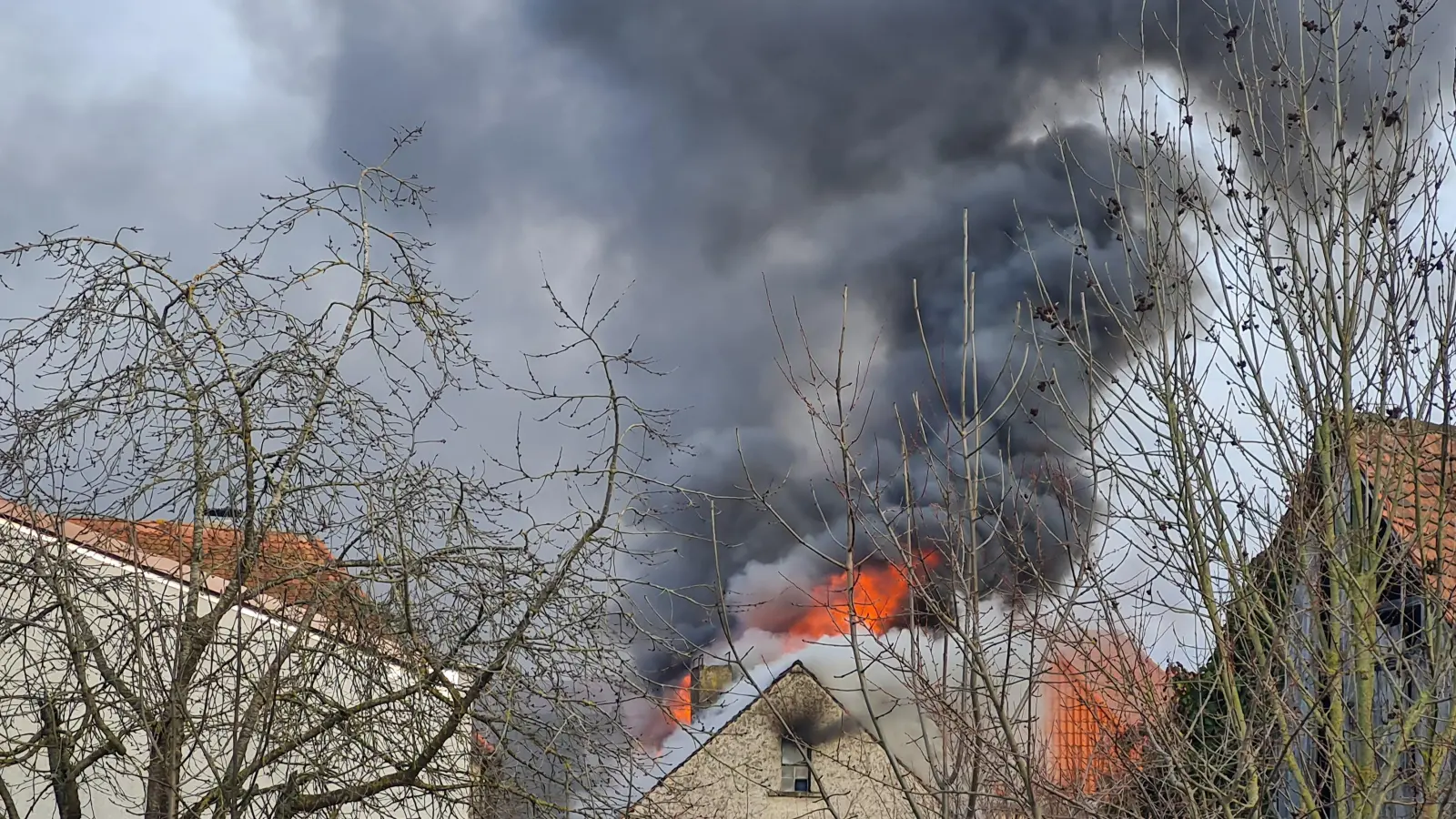 In Diespeck ist am Freitagnachmittag eine Scheune in Brand geraten. (Foto: Dietmar Schäffer)
